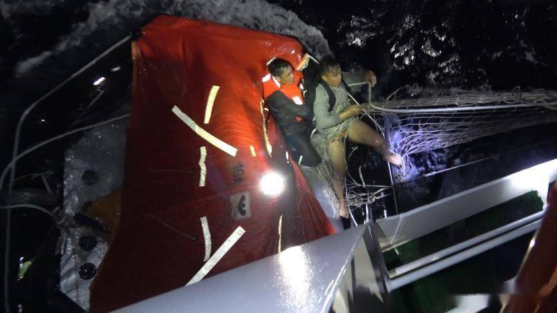 突发特讯！中国通告全球：中菲海警开展联合搜救！罕见行为引爆国